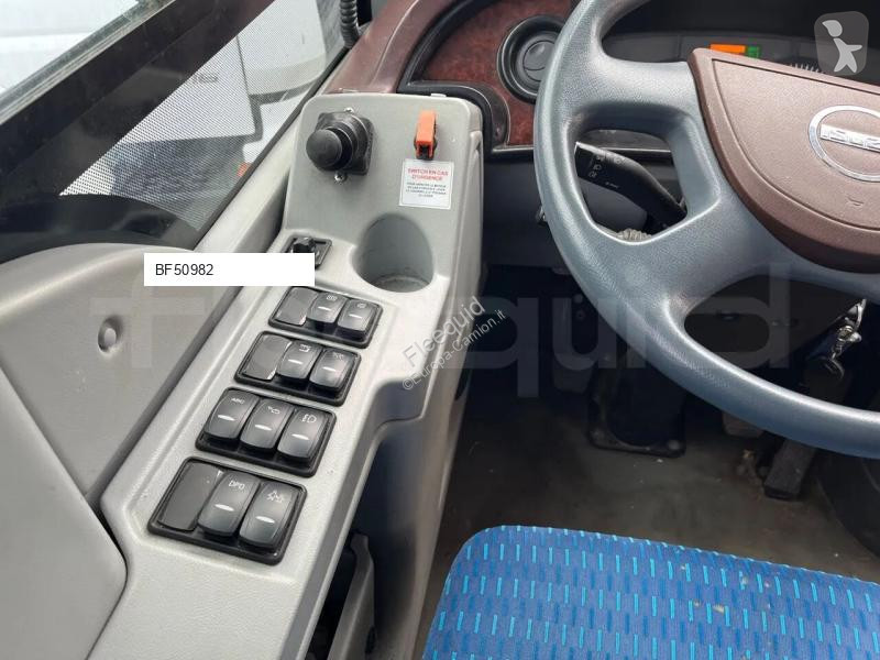 باص Isuzu Turquoise
