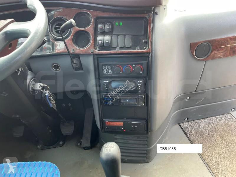 باص Isuzu Turquoise