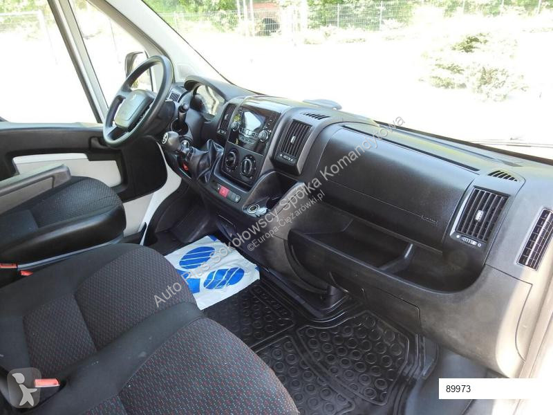 Véhicule utilitaire Peugeot BOXER FURGON...