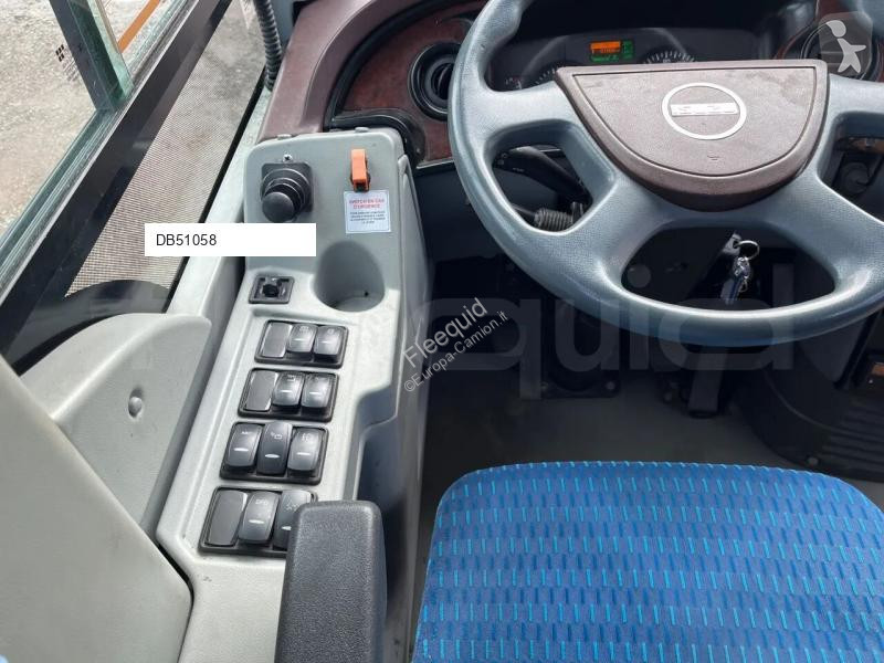 باص Isuzu Turquoise