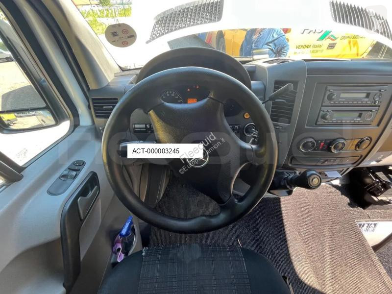 Autobus Mercedes MB906