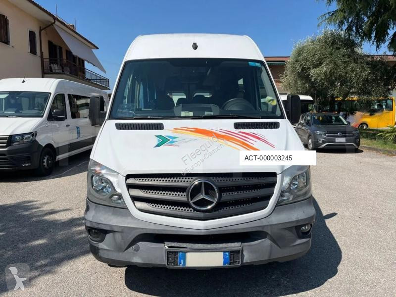 Autobus Mercedes MB906