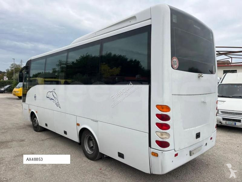 باص Isuzu Turquoise
