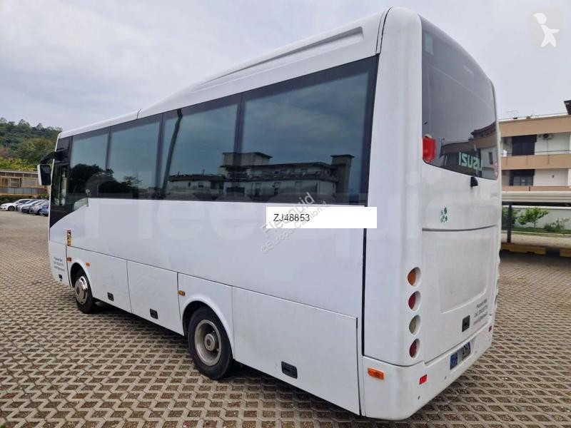 باص Isuzu Novo