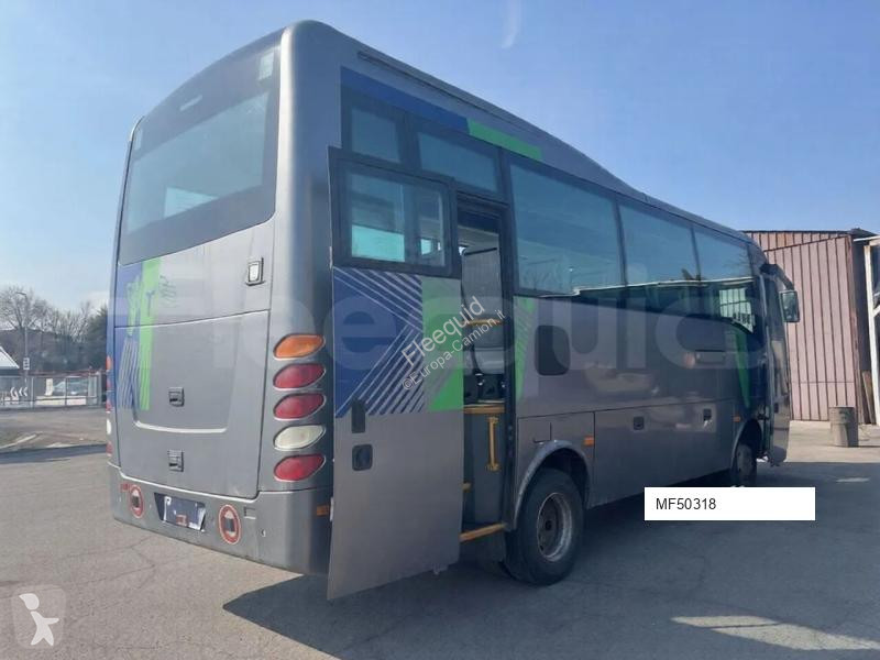 باص Isuzu Turquoise