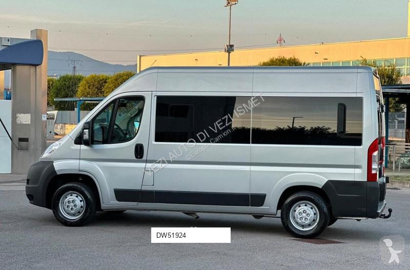 Peugeot 9 posti van