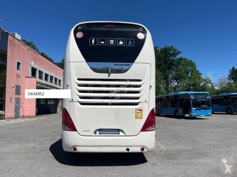 باص Neoplan Skyliner