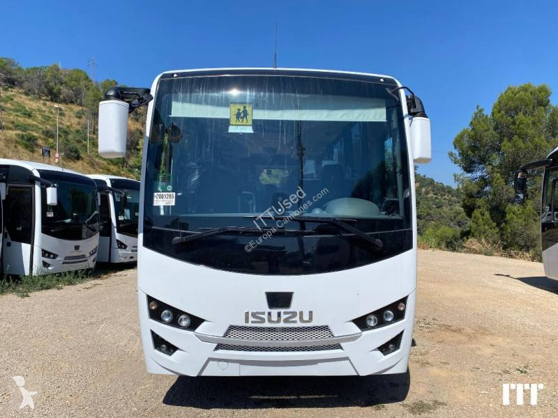 باص Isuzu Novo