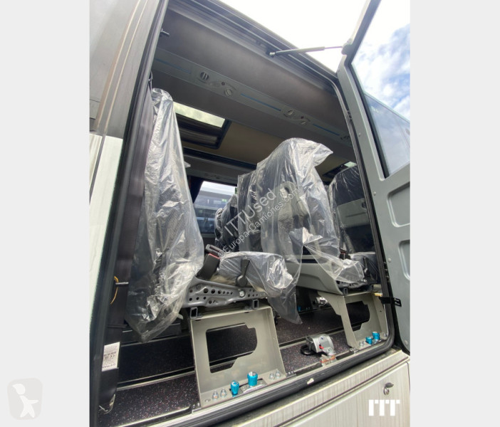 باص Isuzu Turquoise Nees