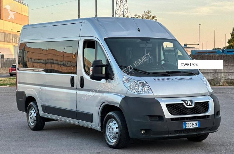 Peugeot 9 posti van