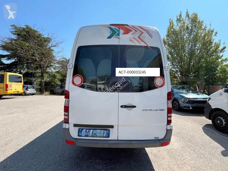 Autobus Mercedes MB906