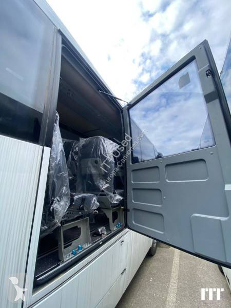 باص Isuzu Turquoise