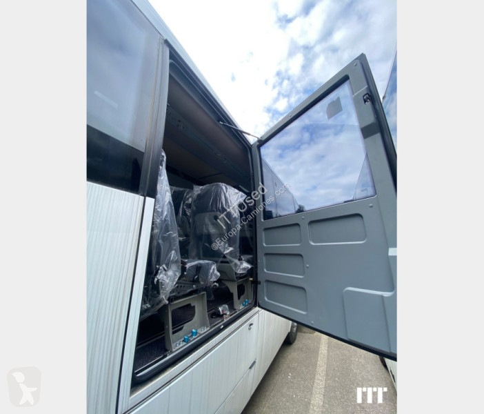 باص Isuzu Turquoise Nees