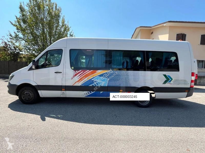 Autobus Mercedes MB906