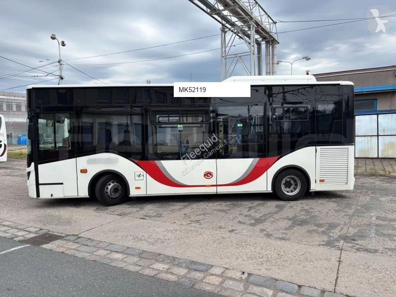 Autobussen Isuzu Novo