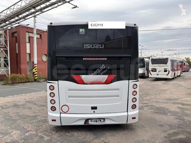 Autobussen Isuzu Novo