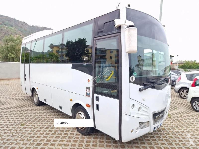 باص Isuzu Novo