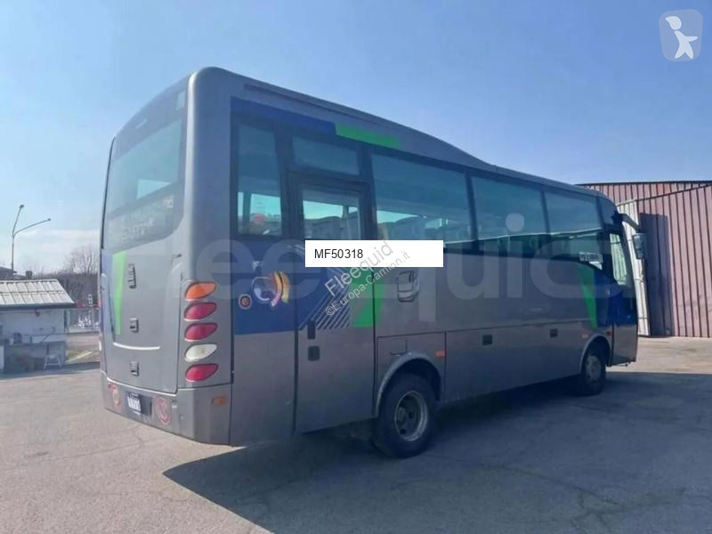 باص Isuzu Turquoise