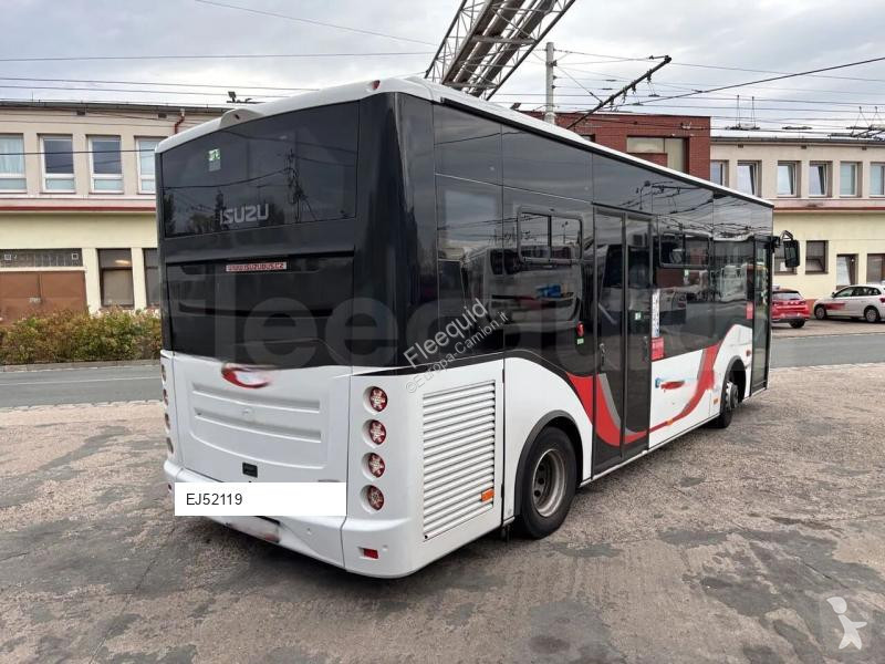 Autobussen Isuzu Novo
