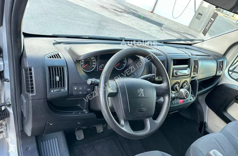 Veículo utilitário Peugeot 9 posti