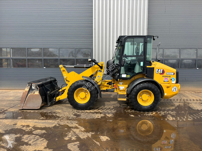 Nakladač Caterpillar M