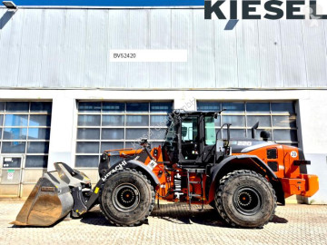 Hitachi kerekes rakodó