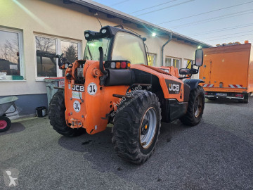 محملة بعجلات JCB