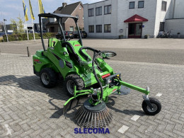 Valet de ferme Avant tecno 423 Mini shovel met onkruidborstel