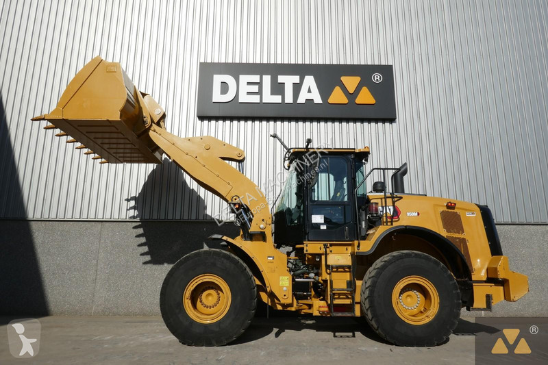 Nakladač Caterpillar M