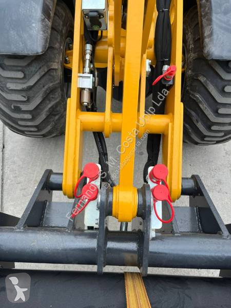 Фронтальный погрузчик Kubota H220 0.5m3