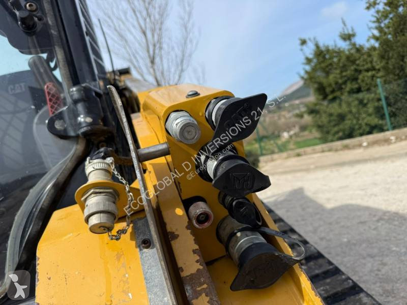 Nakladač Caterpillar 3 XE