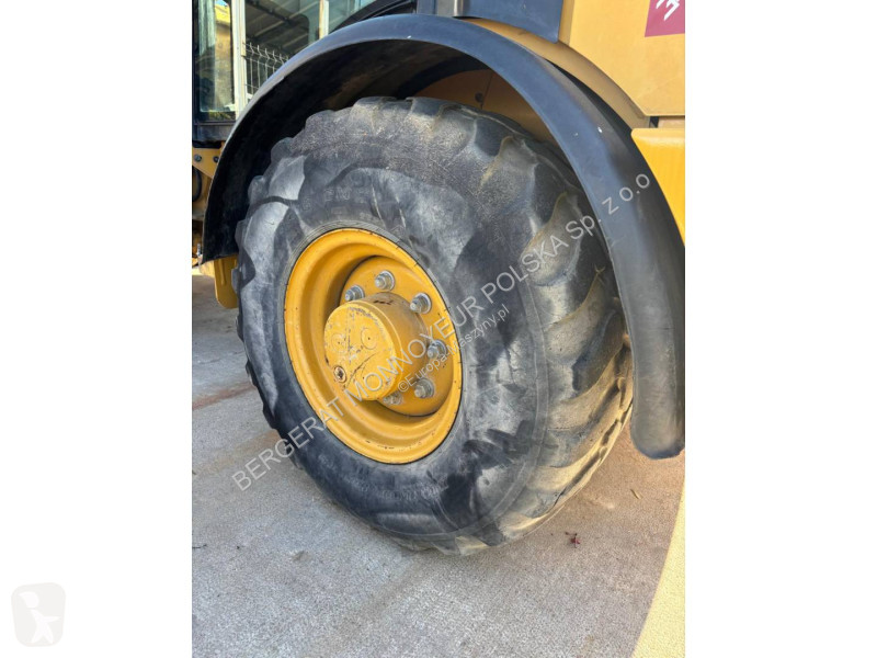 Nakladač Caterpillar 906M