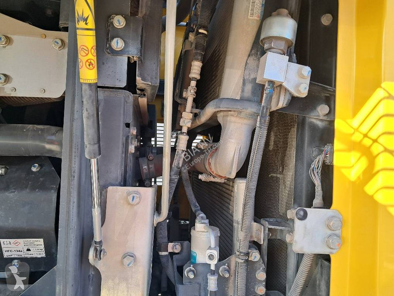 Nakladač Komatsu 8E0