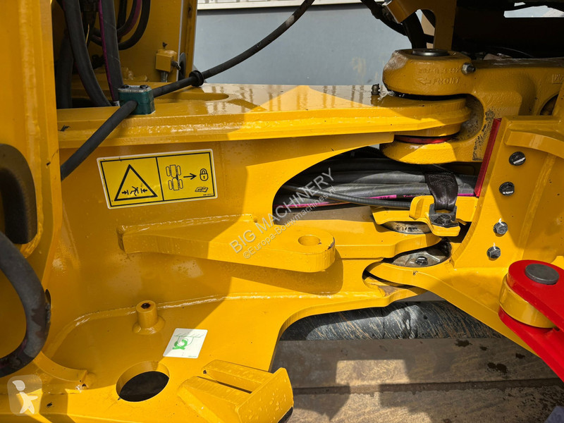 Nakladač Caterpillar M