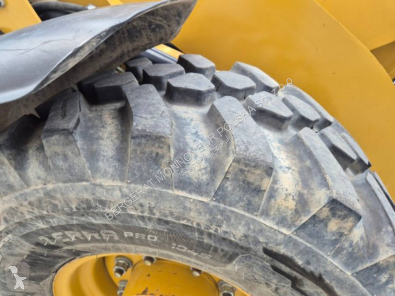 Nakladač Caterpillar 906M