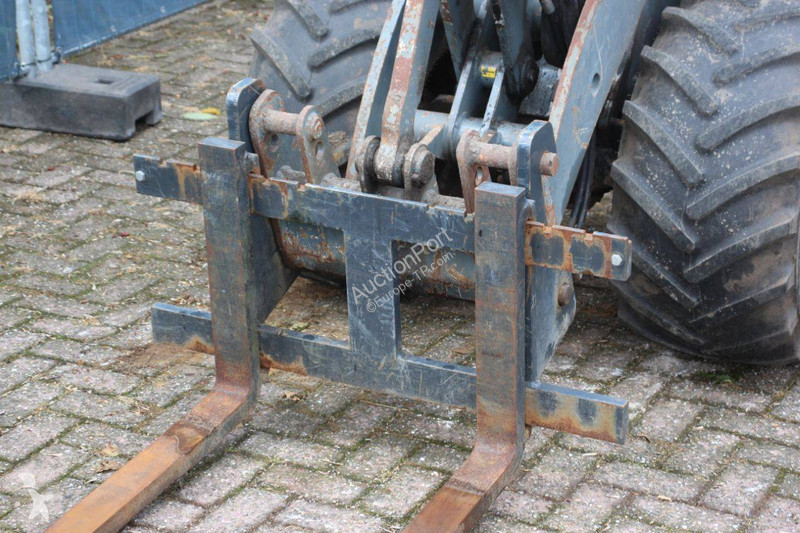 Nakladač Giant V452T