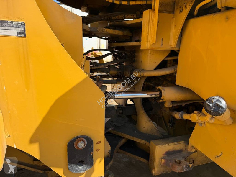Nakladač Caterpillar M