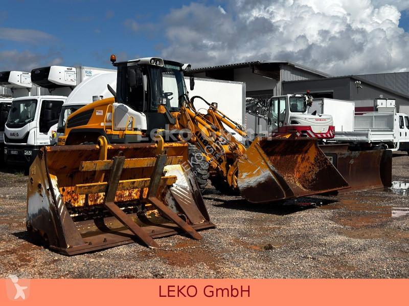 Liebherr Mit 3 Löffeln & 1 Gabel loader