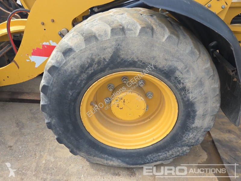 Навантажувач Caterpillar 908M