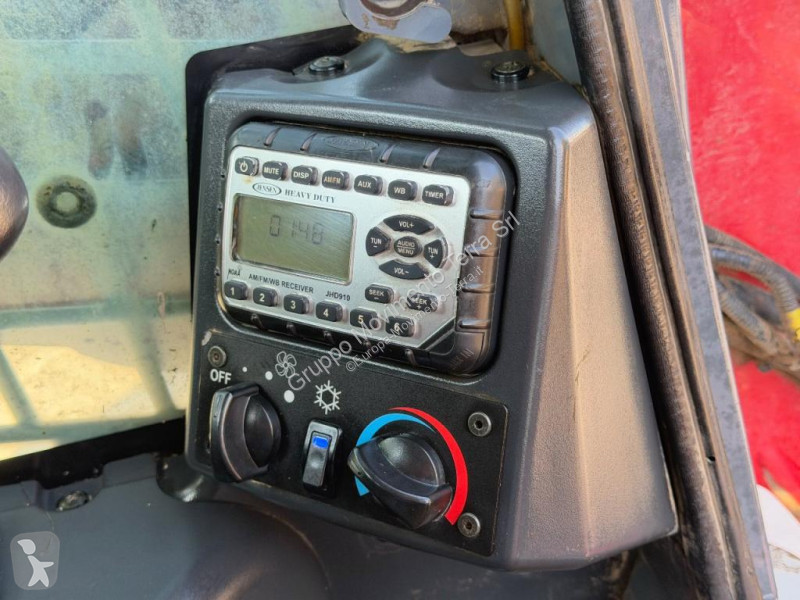 Shovel Takeuchi TL10V-2