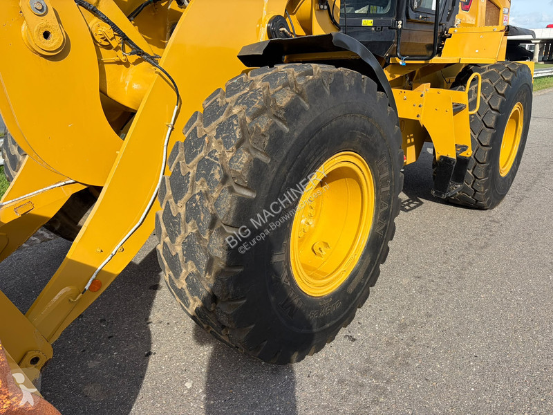 Chargeuse Caterpillar M