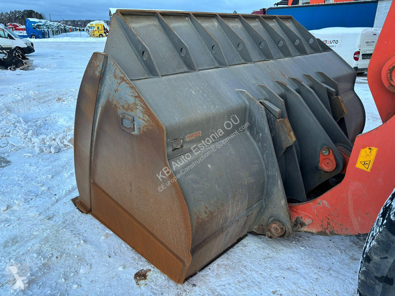 Фронтальный погрузчик Hitachi 3305B 5500 l BUCKET