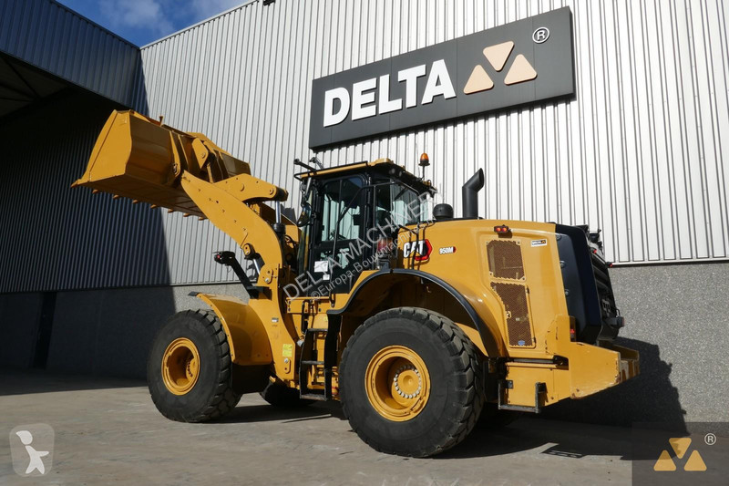 Nakladač Caterpillar M