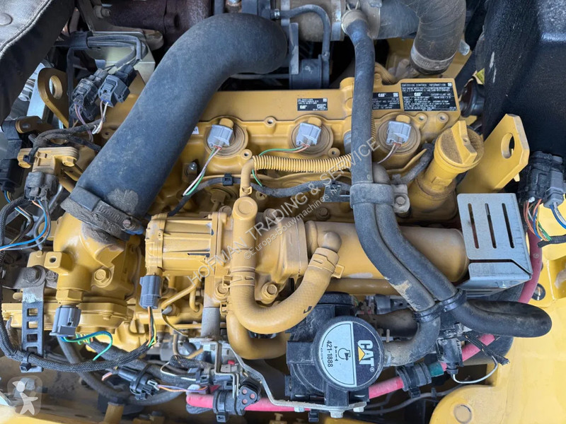 Nakladač Caterpillar M