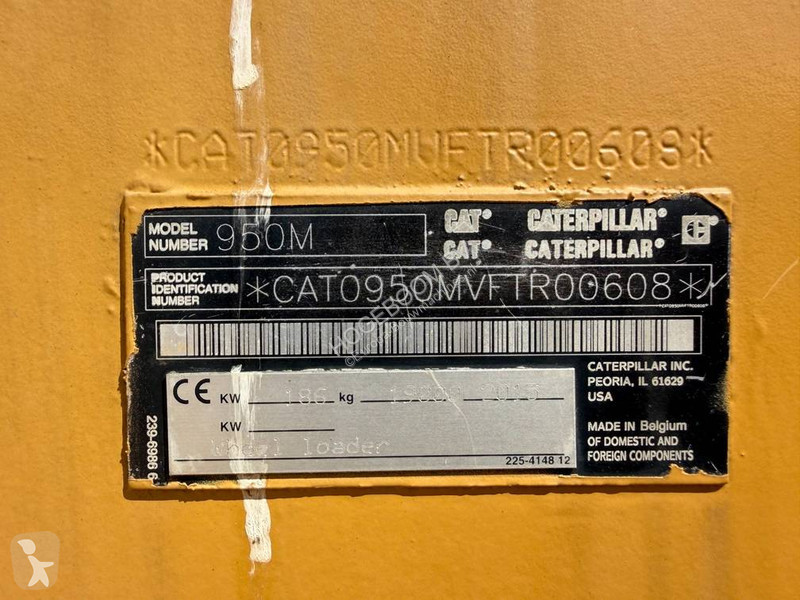 Nakladač Caterpillar M