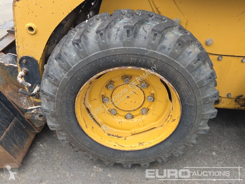 Товарач Caterpillar 216