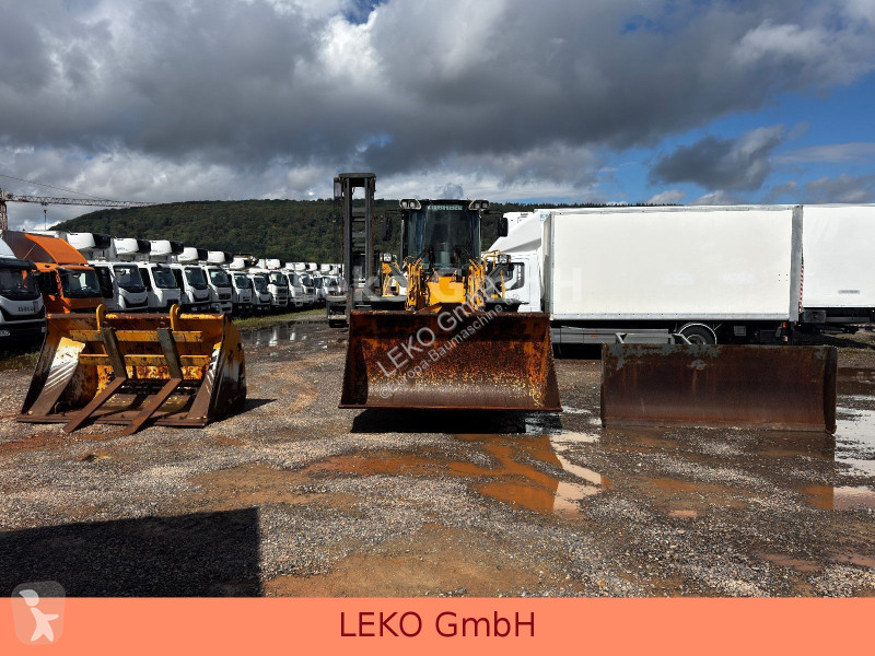 Liebherr Mit 3 Löffeln & 1 Gabel loader