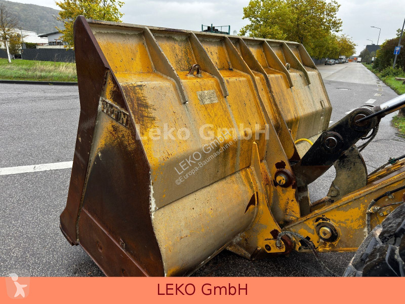 مُحمّلة Caterpillar Mit Ein Löffel
