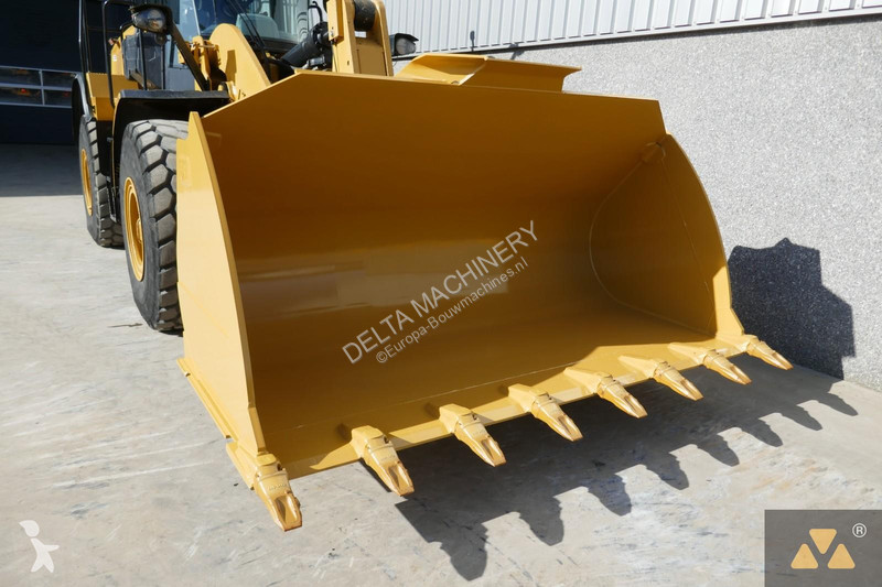 Nakladač Caterpillar M