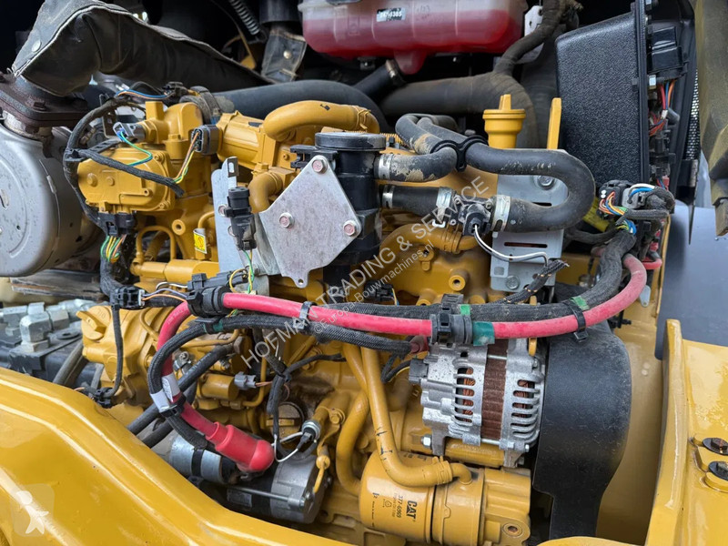 Nakladač Caterpillar M
